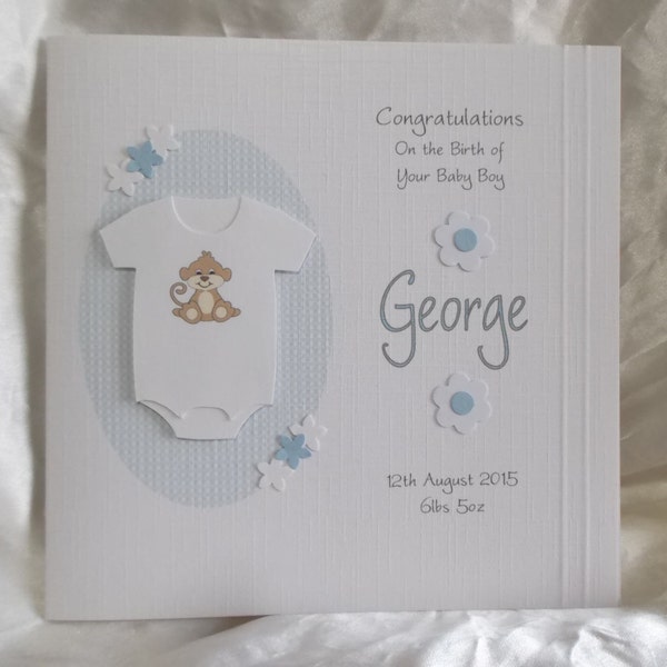 Personalizado hecho a mano nuevo niño o niña tarjeta con Pelele de mono... Rosa o azul