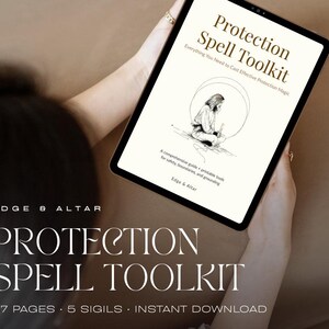 Może przedstawiać: Cyfrowy tablet z napisem "Protection Spell Toolkit" i hasłem "Everything You Need to Cast Effective Protection Magic". Obraz zawiera rysunek linii osoby medytującej. Widoczny jest również tekst "37 PAGES • 5 SIGILS • INSTANT DOWNLOAD".