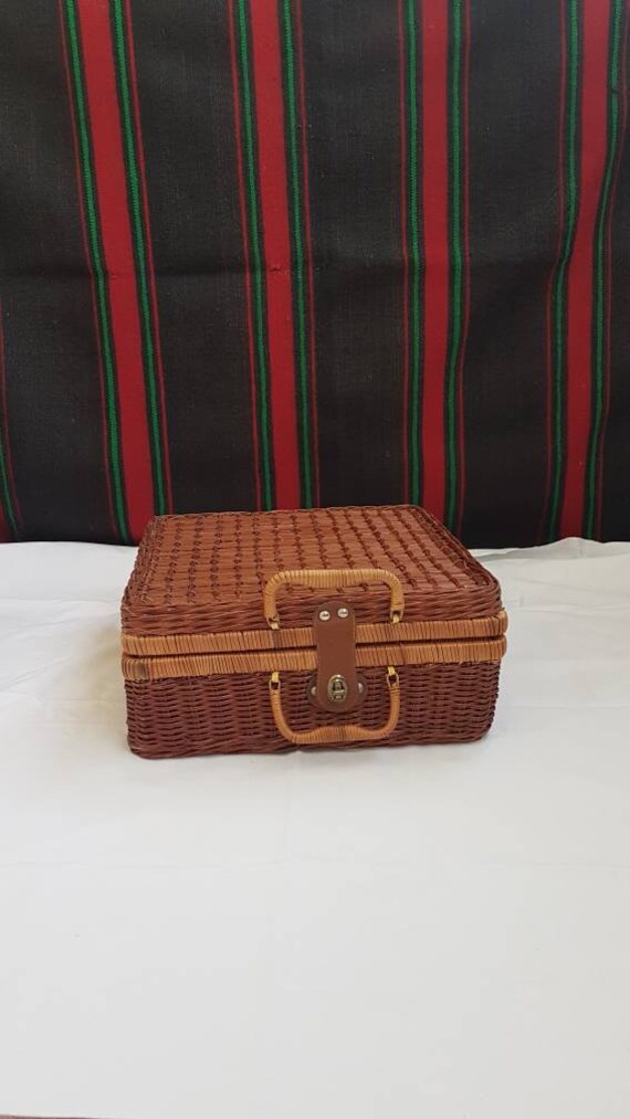 Vintage picnic wicker basket, old wicker basket, v