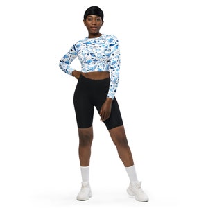 Recyceltes Langarm Crop Top mit Allover-Druck