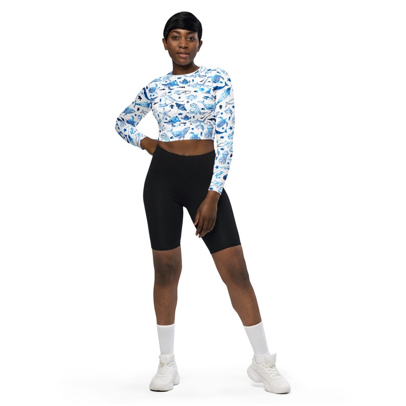 Recyceltes Langarm Crop Top mit Allover-Druck