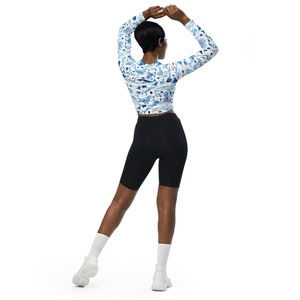 Recyceltes Langarm Crop Top mit Allover-Druck