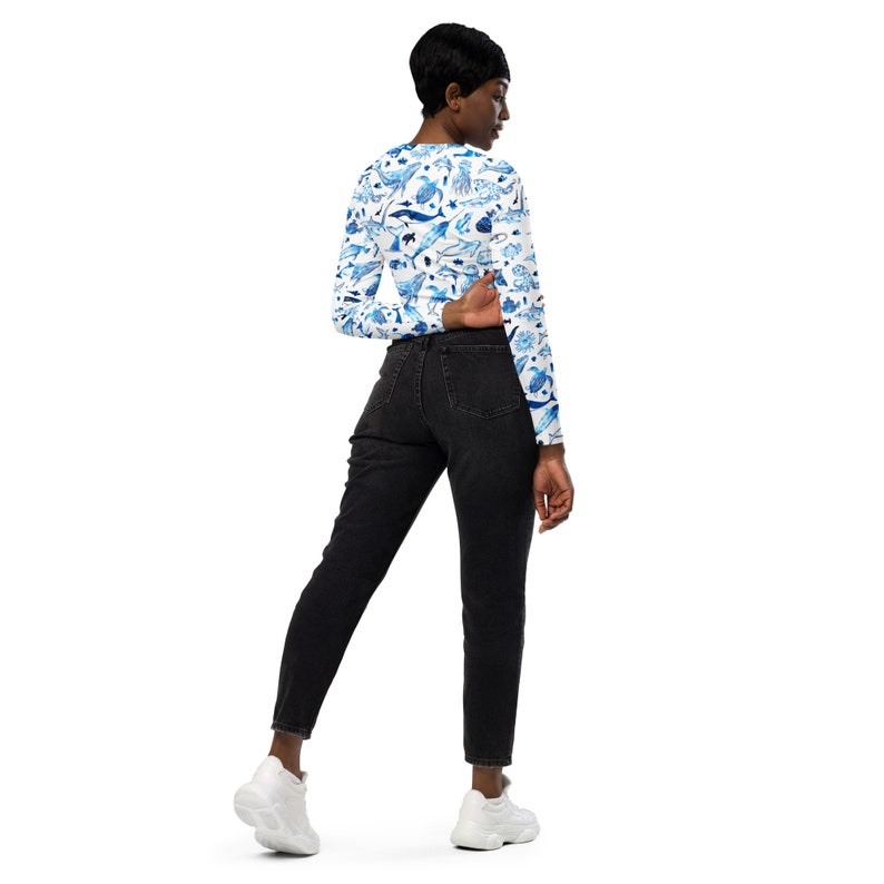Recyceltes Langarm Crop Top mit Allover-Druck