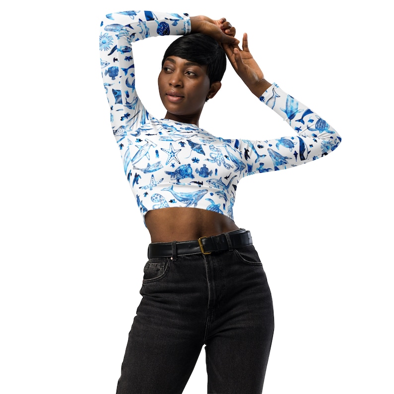 Recyceltes Langarm Crop Top mit Allover-Druck