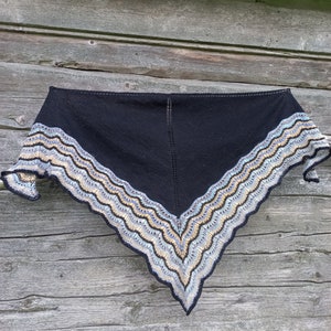Knitted women&#39;s triangle shawl,hand knitted shawl,shawl with lace edge,Wearable Art Wrap,Gift for her,women&#39;s wrap,Unique gift,Gift Idea