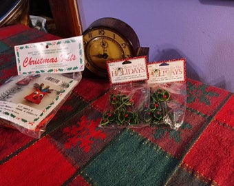 Free Ship USA Vintage Christmas Ornament Kit by Mary Maxim (Merri Mac)Makes 8 Reindeer Ornaments, 2 Pack of Mistletoe Leaves for Crafting