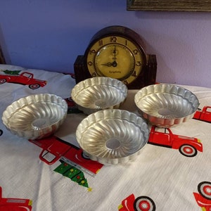 Free Shipping USA Four Vintage Silver Aluminum Jello Molds Unbranded, Aluminum Round Spiral Molds, Vintage Kitchen Decor, Metal Molds