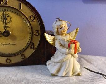 Free Shipping USA Vintage Porcelain Homco Angel Holding Chrtistmas Gift with Red Bow Figurine Christmas Ornament