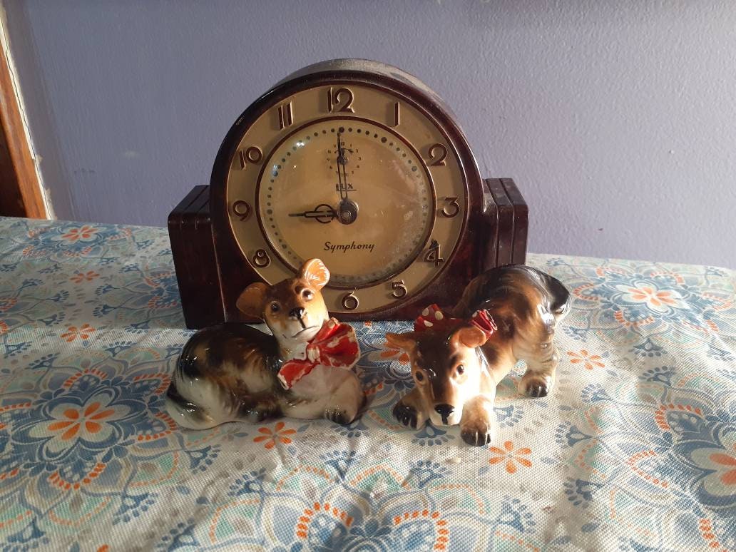 Free Shipping USA Vintage Set of 2 Dogs With Red and White