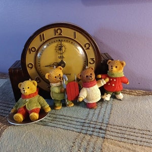 Free Shipping USA Christmas Ornament Gracie Skates 4th in The Snow Cub Club 2002 Hallmark Keepsake Bear, Wendy Whoosh, Dexter Next, Calvin
