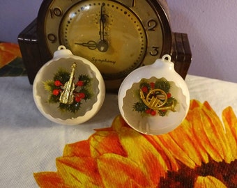 Free Shipping USA Vintage White Egg Diorama Violin and French Horn Plastic Ornament, Mid-century Christmas Ornament, 1950's Christmas