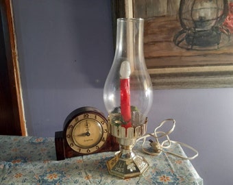 Vela vermelha elétrica com aparência de ouro vintage com vegetação em lâmpada de furacão, lâmpada de Natal MCM, lâmpada de Natal de meados do século ouro falso