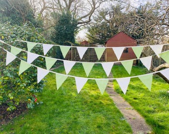 Olijfgroene en crèmegors, saliegroene gors, bruiloftsgors, spandoek lang tuinfeest