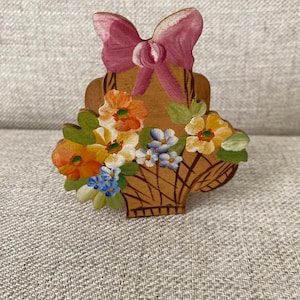 Cesta con ramo de flores y portacartas vintage para el Día de la Madre