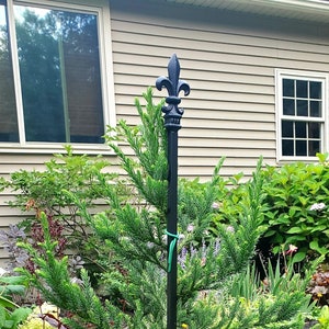 Sets of 4&#39; Garden Stakes - Driveway Marker - Tree Stake - FLEUR DE LIS