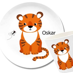 Tiger, Kindergeschirr personalisiert,  Kinderteller mit Name, Geschenk Geburt, Taufgeschenk, Erster Geburtstag, Melamin Becher, Fliege