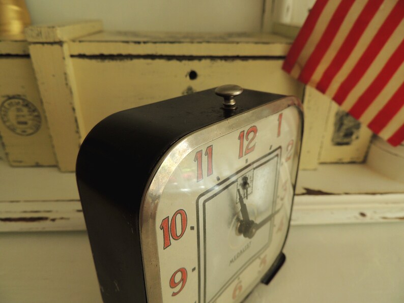 Vintage Medalist Alarm Clock, Lux Clock MFG CO, Waterbury Conn. USA