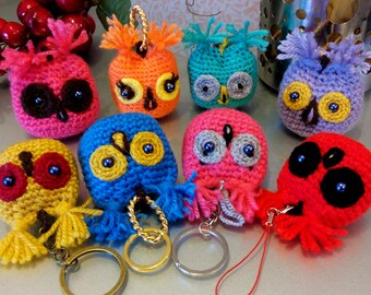 Brelok z sową amigurumi / Zabawny brelok z sową szydełkowy, amulet na szczęście / Ozdoba na szydełkową torbę / Gadżet boho, prezent unisex