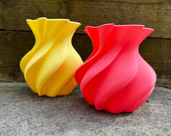 Jarrón escultural con diseño en espiral: decoración moderna con pétalos de flores impresa en 3D.