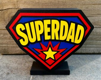 Caja de luz LED SuperDad – Luz nocturna estilo superhéroe, letrero para papá impreso en 3D (USB)