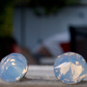 Einzigartige weiße Opal Swarovski Kristall Ohrstecker hypoallergen Edelstahl, 8mm