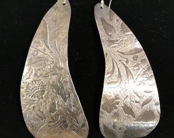Flower patterned earrings: Oxidized Vintage Style