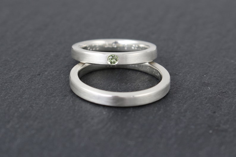 Schlichte Eheringe mit Edelstein Peridot eckig kantig gerade matt 3mm Trauringe Hamburg Goldschmiede Ina Stehle Ina Miret grüner Stein Bild 3