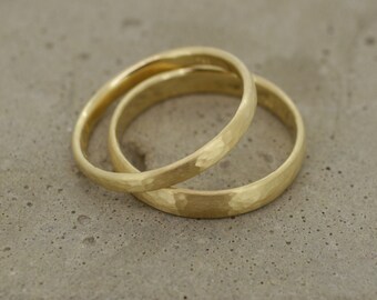 Yellow gold wedding rings (750) | hammered