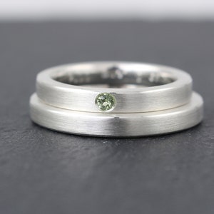 Schlichte Eheringe mit Edelstein Peridot eckig kantig gerade matt 3mm Trauringe Hamburg Goldschmiede Ina Stehle Ina Miret grüner Stein Bild 1