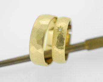 Sustainable wedding rings made of yellow gold - Fairtrade, recycled with brilliant & engraving