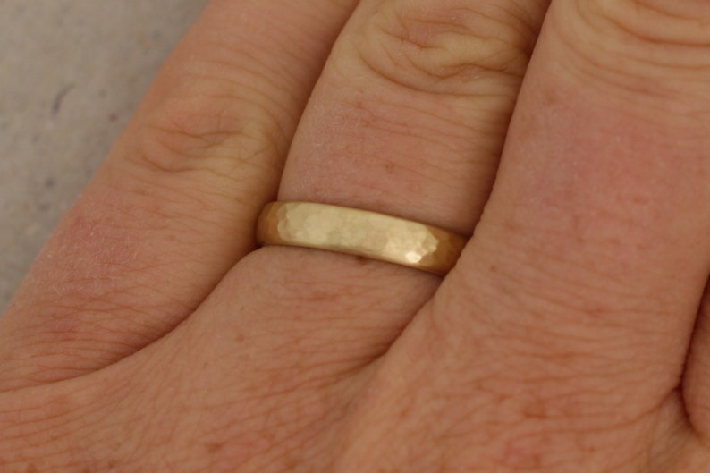 Gehämmerter Ring an Hand