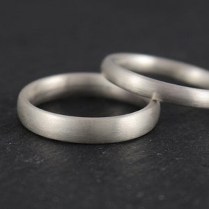 schlichte Ehering 3 und 4 mm Silber oval gerundet klasische Ringe Goldschmiede Hamburg Trauringe Ina Stehle Ina Miret klassische Ringe Bild 1