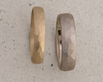 Wedding ring pair made of yellow gold and white gold with hammering