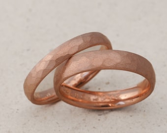 Red gold wedding rings with a hammered structure