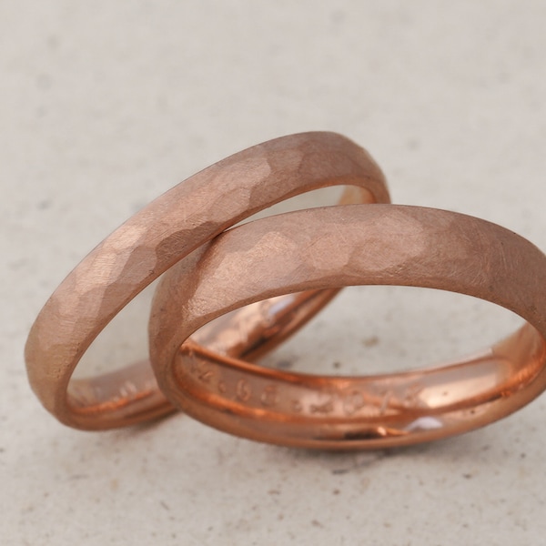 Red gold wedding rings with a hammered structure