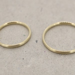 Schmale Eheringe 2 mm Gelbgold 585 333 750 oval matt poliert Goldschmied klassisch gleich breit gerundet Miret Stehle Hamburg Bild 5