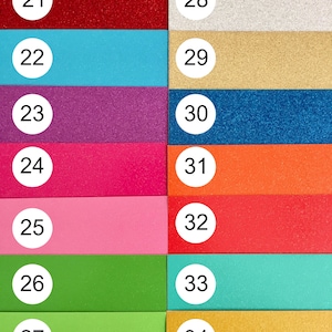 Pode incluir: Um gr&aacute;fico de cores com amostras retangulares em v&aacute;rias cores, incluindo vermelho, azul, roxo, rosa, verde, prata, dourado e laranja. Cada amostra &eacute; rotulada com um n&uacute;mero de 21 a 34 em um c&iacute;rculo branco. As cores variam de brilhantes a s&oacute;lidas.