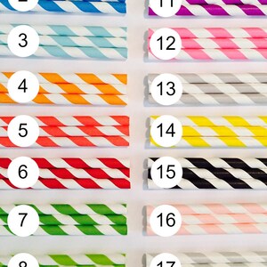 Pode incluir: Uma cole&ccedil;&atilde;o de dezoito palhinhas de papel, cada uma com um padr&atilde;o de riscas diagonais em v&aacute;rias cores. As cores incluem azul, azul claro, laranja, vermelho, verde, castanho, roxo, rosa, cinzento, amarelo, preto e dourado. As palhinhas est&atilde;o numeradas de 1 a 18.