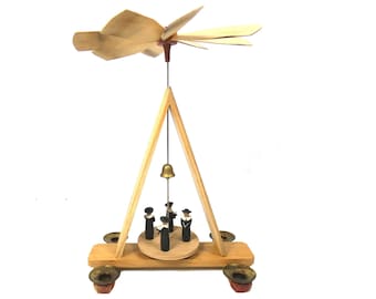 クリスマスピラミッドのイラスト ドイツのクリスマスピラミッド