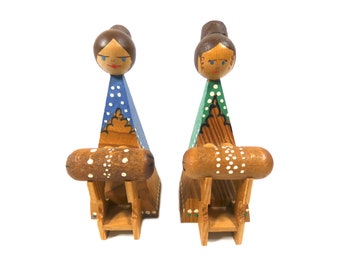 2 Erzgebirge figures, 2 lace makers wooden miniature Erzgebirge figures