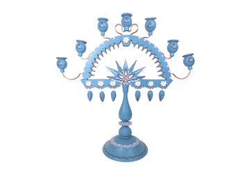 Puede incluir: Un candelabro de madera azul con un diseño floral decorativo y ocho portavelas. El candelabro tiene un diseño de estrella en el centro y un borde festoneado.
