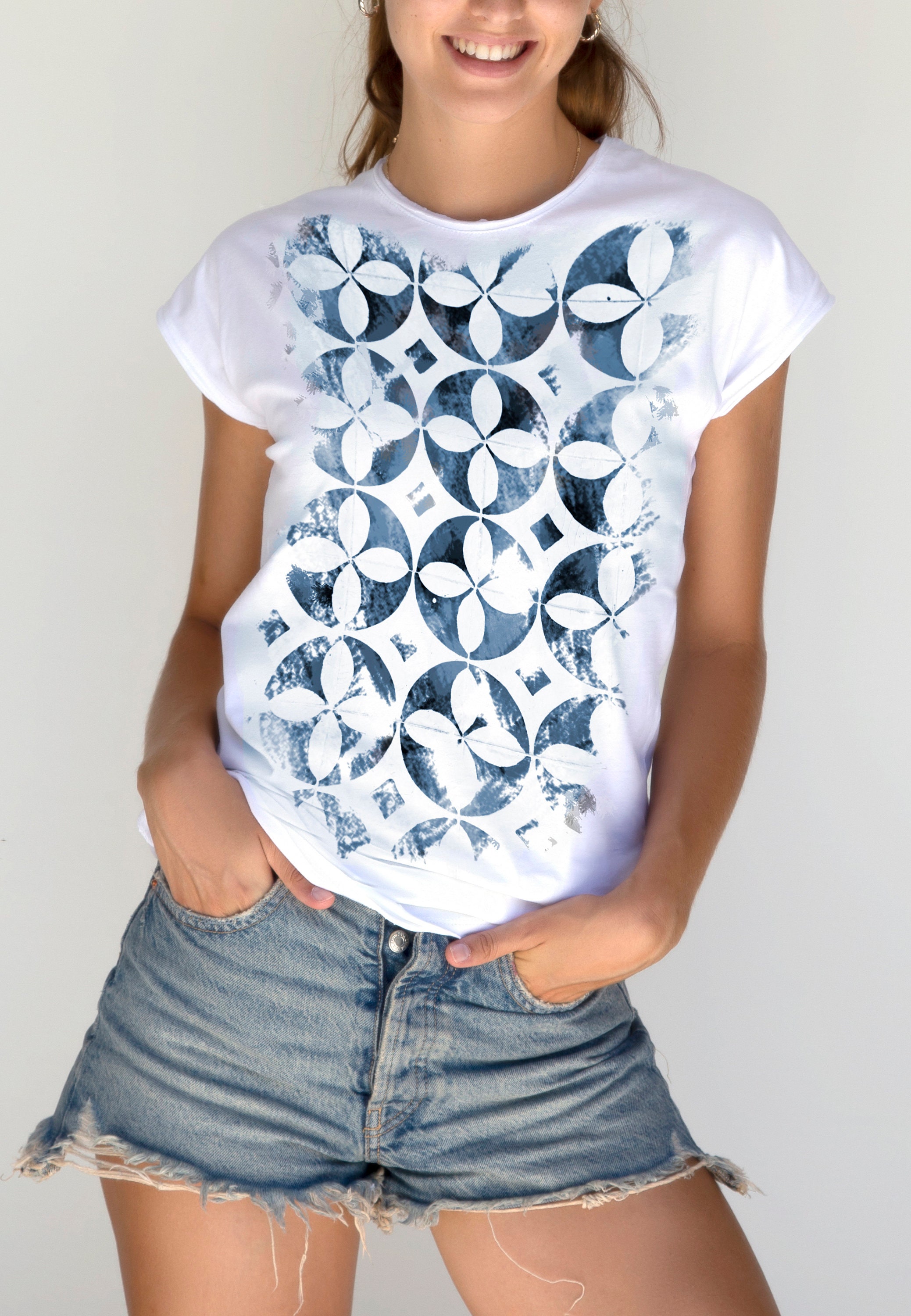 Hand printed t-shirt with a blue tile Model Jasmin | Etsy