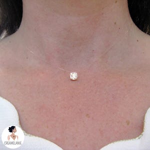 Peut inclure: Un collier fin et transparent avec un pendentif en strass transparent.