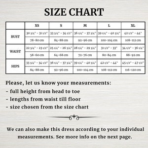 Pu&ograve; includere: Tabella delle taglie per abbigliamento con misure in pollici e centimetri. La tabella include le taglie XS, S, M, L e XL. Le misure sono fornite per il busto, la vita e i fianchi.