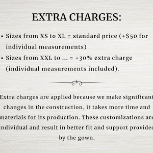 Op de afbeelding: Tekst die extra kosten voor maatwerk kleding uitlegt. Maten XS tot XL hebben de standaardprijs, plus &euro; 50 voor individuele metingen. Maten XXL en hoger hebben een extra toeslag van 30%, inclusief individuele metingen.