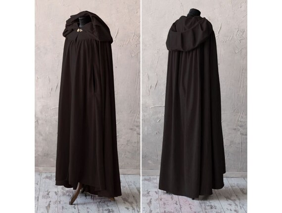 フードとアームスリット付きの黒いファンタジーマント、中世の 