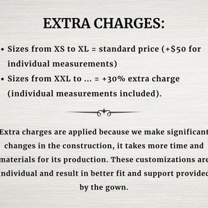 Op de afbeelding: Een informatieve grafische afbeelding met de titel EXTRA CHARGES. Het beschrijft het prijsbeleid voor jurkmaten, waarbij wordt vermeld dat maten XS tot XL de standaardprijs hebben met $50 voor individuele maten, en XXL en groter een toeslag van 30% hebben.