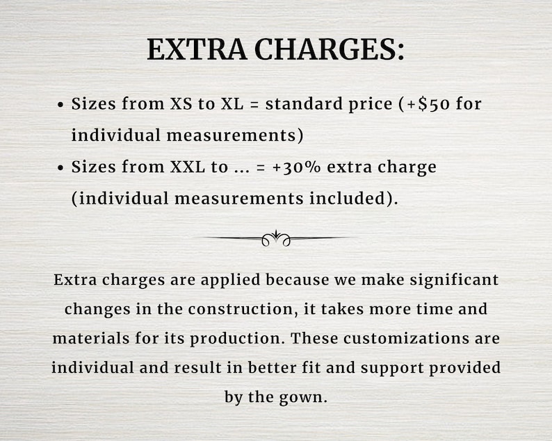 Op de afbeelding: Een informatieve grafische afbeelding met de titel EXTRA CHARGES. Het beschrijft het prijsbeleid voor jurkmaten, waarbij wordt vermeld dat maten XS tot XL de standaardprijs hebben met $50 voor individuele maten, en XXL en groter een toeslag van 30% hebben.