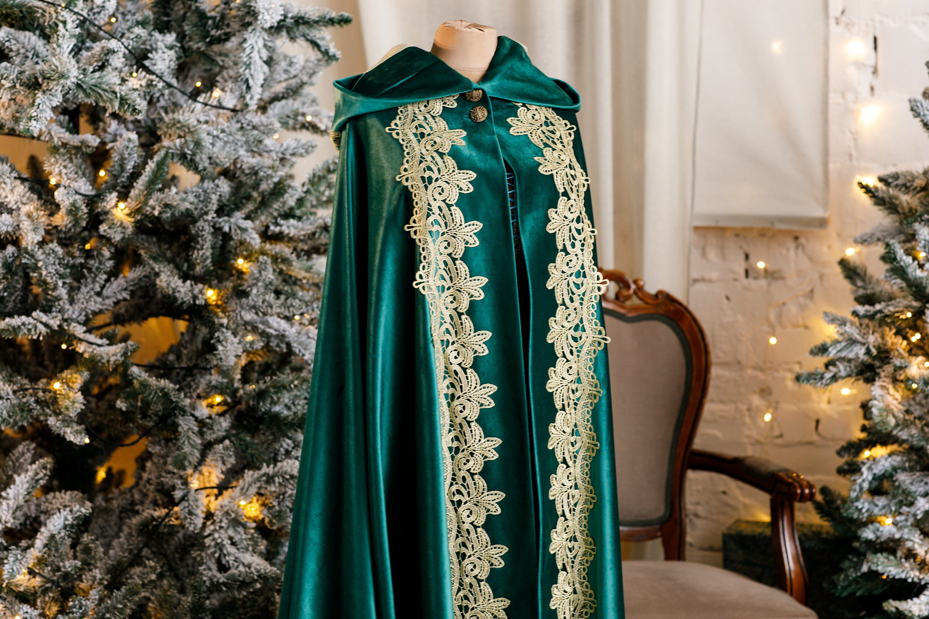 緑のベルベットのファンタジーケープ、金色のレースが付いた