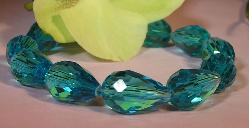 10 faceted glass-cut drops 15 x 9 mm